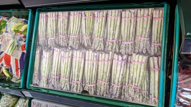 Supermercados usam recortes de papelão para preencher espaços vazios