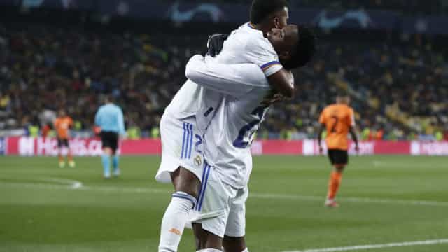 Vinicius Junior e Rodrygo são exaltados após vitória do Real sobre o Barcelona