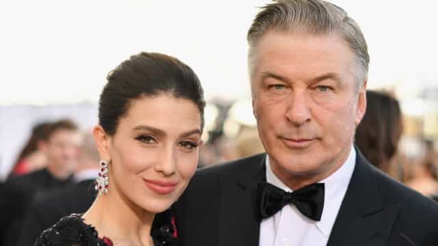 Mulher de Alec Baldwin quebra silêncio: "É impossível expressar o choque"
