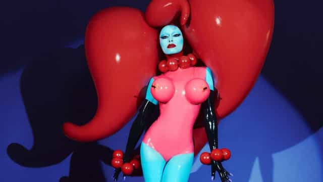 Peito com balões e saltos de 22 centímetros: a fantasia de Sabrina Sato