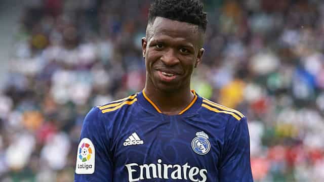 Fora da convocação de Tite, Vinícius Júnior brilha, faz dois e Real Madrid lidera