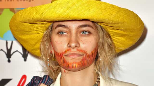 Filha de Michael Jackson se fantasia de Van Gogh para festa de Halloween