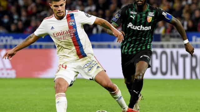 Bruno Guimarães sofre pênalti e abre caminho para a vitória do Lyon sobre o Lens