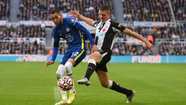 Líder Chelsea embala no 2° tempo e bate o Newcastle; City e Liverpool tropeçam