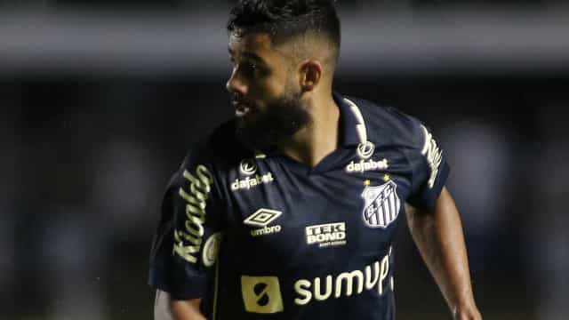 Santos derrota Athletico-PR e se afasta do Z4 do Brasileiro