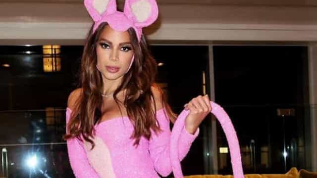 Anitta se veste de Pantera Cor de Rosa com fantasia emprestada por Sabrina Sato