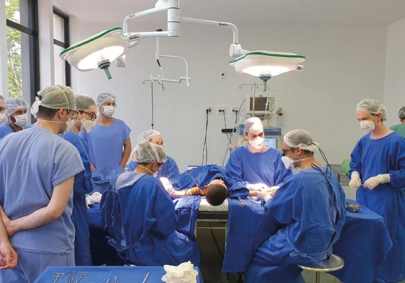 Pele de tilápia ajuda em cirurgia corretiva de crianças com dedos grudados