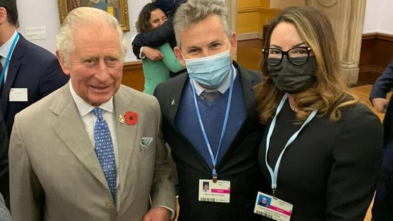 Primeira-dama Virginia Mendes presenteia príncipe Charles com rede das redeiras de Limpo Grande
