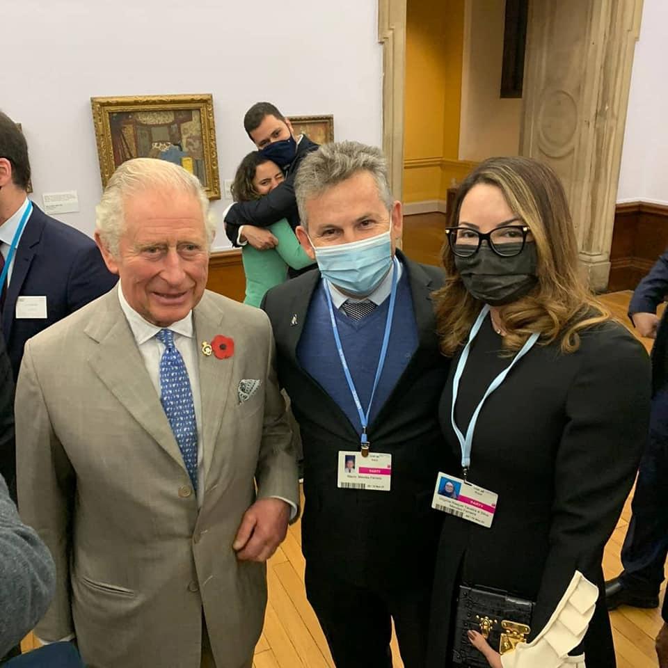 Primeira-dama Virginia Mendes presenteia príncipe Charles com rede das redeiras de Limpo Grande