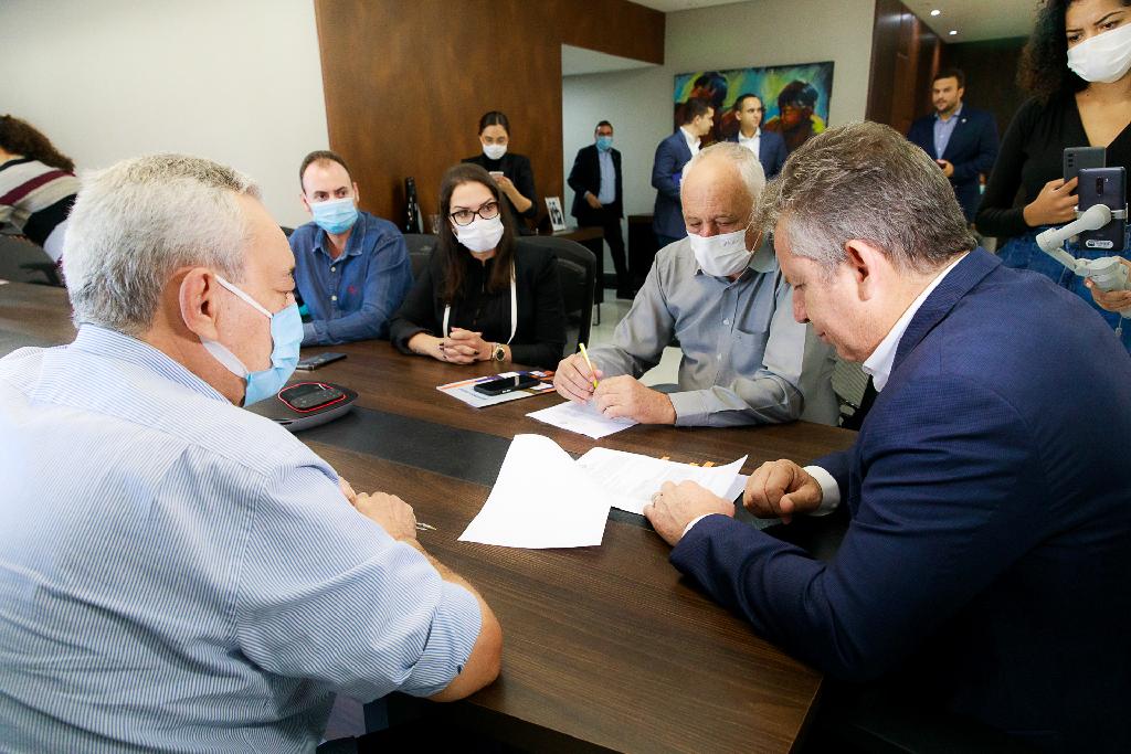 Governador assina convênio para obras de infraestrutura em Juara, Campo Verde, Santo Antônio do Leste e no Araguaia