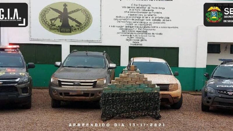 Gefron prende duas pessoas que transportavam 64 kg de cocaína escondidos em veículo