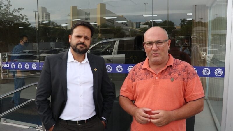 Deputado Claudinei contempla Alta Floresta com veículo para atender pacientes do AAER