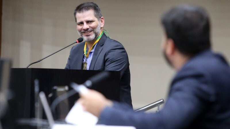 Deputado Claudinei concede a comenda Dante de Oliveira para Flávio Stringueta