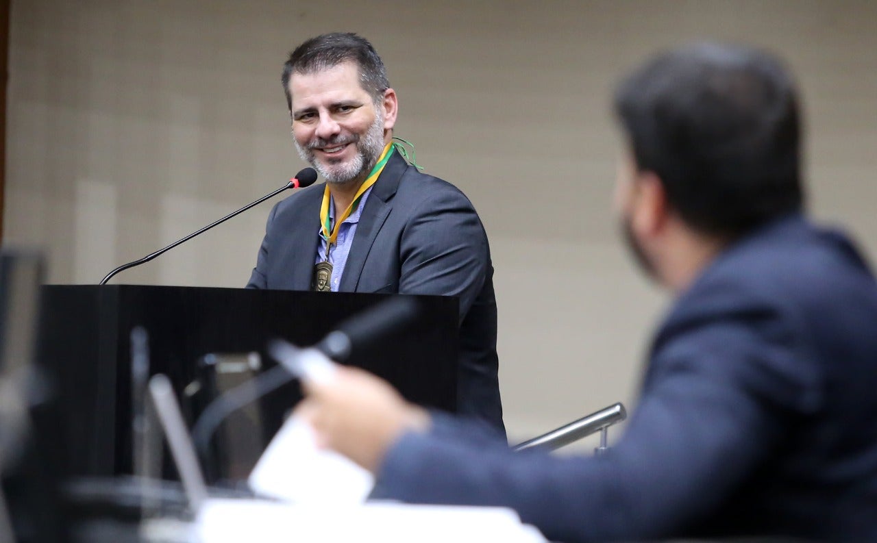 Deputado Claudinei concede a comenda Dante de Oliveira para Flávio Stringueta