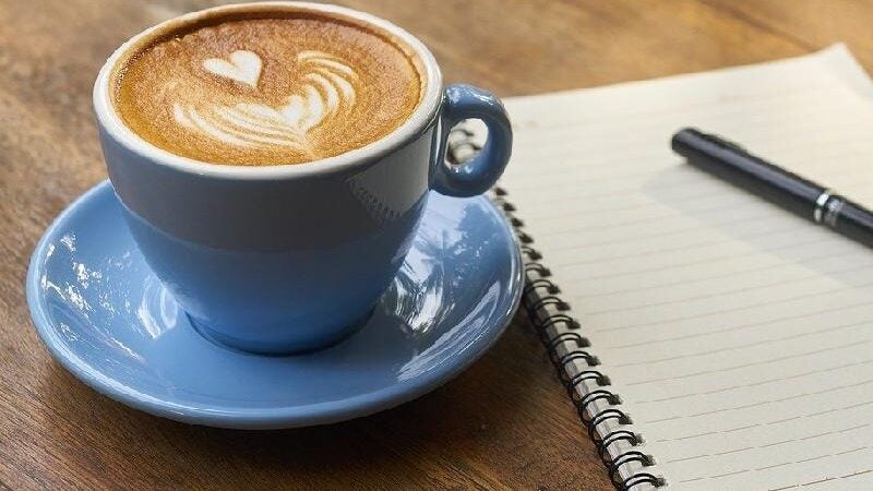 Chá e café podem reduzir risco de AVC e demência, diz novo estudo