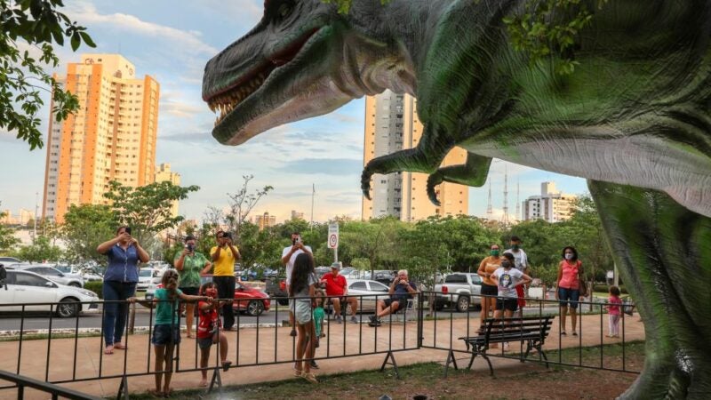 Exposição traz réplica animatrônica de dinossauro que viveu em Chapada dos Guimarães há 70 milhões de anos