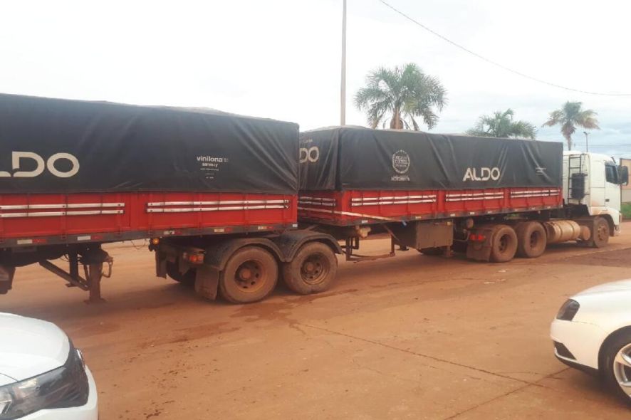 Assaltantes roubam carreta e mantêm motorista em cativeiro