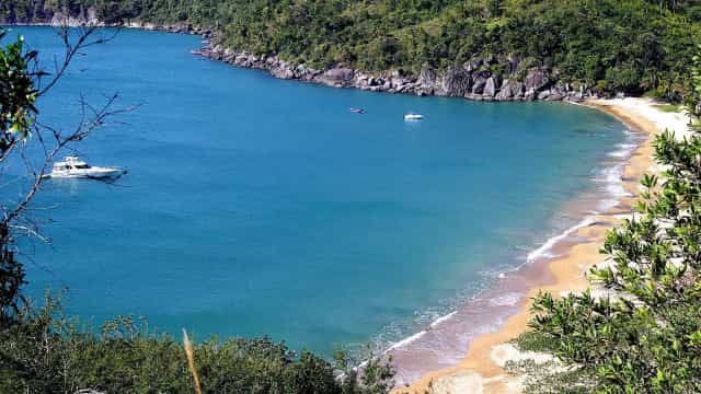Ilhabela faz estudos para retirar areia do mar e alargar seis praias