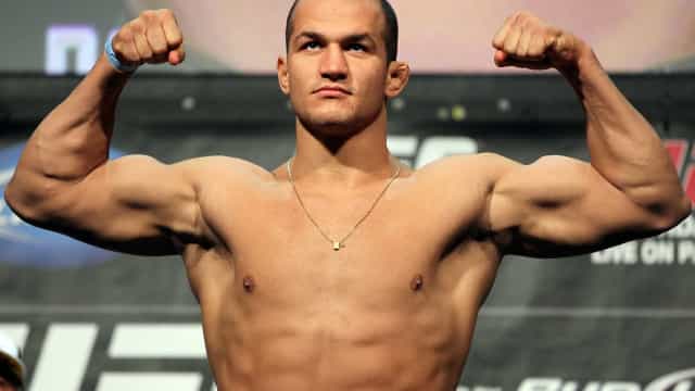 Fora do UFC, Junior Cigano reaprende a bater por sucesso na luta livre
