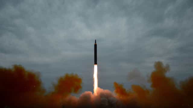 Rússia ataca satélite com míssil e destroços geram alerta em estação espacial
