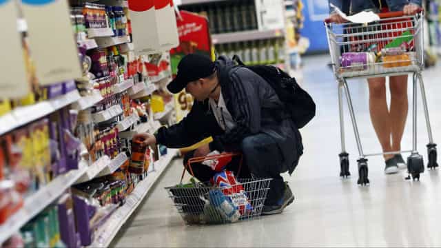 Juros consomem quase 12% da renda das famílias, diz pesquisa