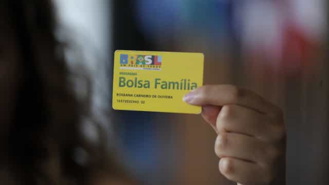 Bolsonaro limita entrada no novo Bolsa Família usando linha de pobreza que ignora inflação