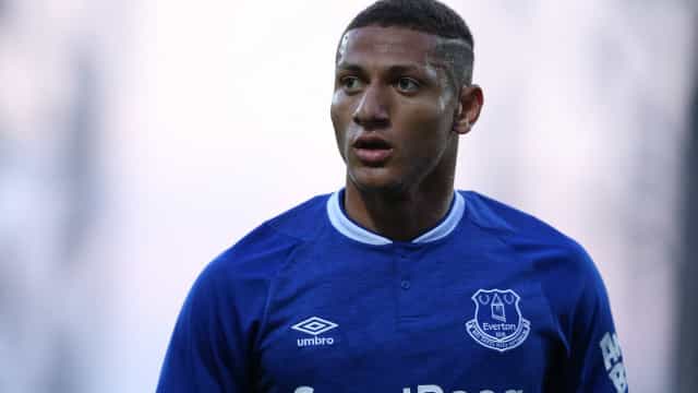 Richarlison fura bolha do futebol, se posiciona e mostra que sabe usar influência
