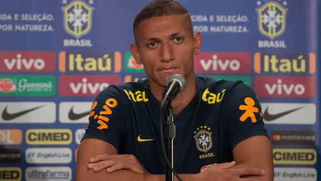 Richarlison faz apelo por vacinação e lembra morte de primeiro técnico