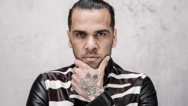 Daniel Alves acerta retorno ao Barcelona com aval de Xavi: ‘Good Crazy’