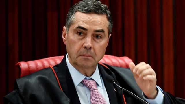 Barroso suspende trechos da portaria que impedia demissão de não vacinado