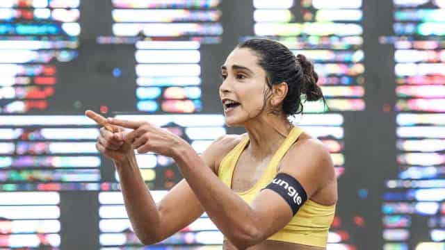 Carol Solberg ensina vôlei de praia e dá assistência para crianças no Rio