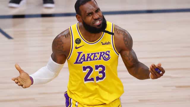 LeBron James é multado em R$ 84 mil por fazer gesto obsceno em quadra