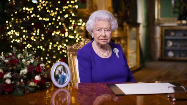 Eis a magnífica árvore de Natal da rainha Elizabeth II. Tem seis metros