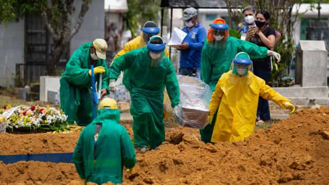 Corpos enterrados em covas coletivas em Manaus serão exumados