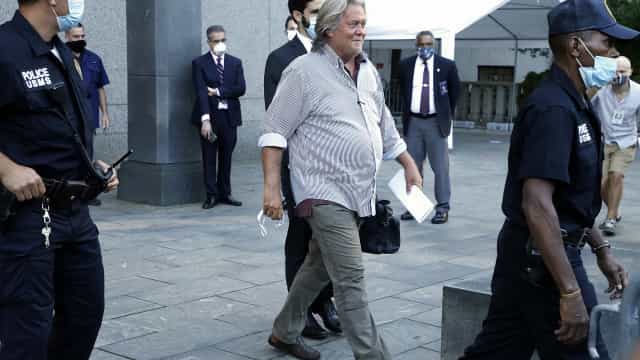 Steve Bannon se entrega ao FBI após obstruir investigação do ataque ao Capitólio