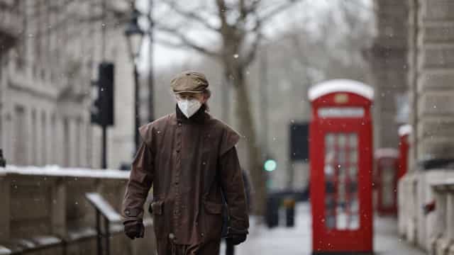 Por variante, Inglaterra torna máscara obrigatória em lojas e transportes
