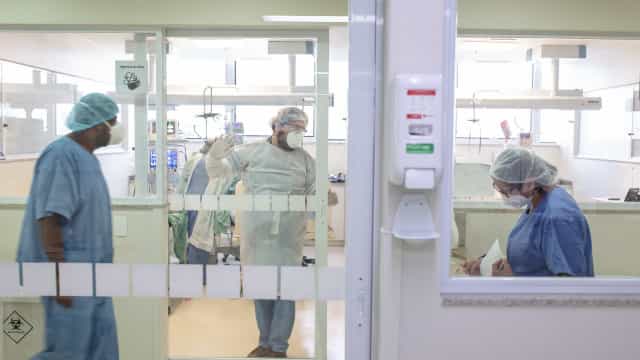 Média de mortes fica abaixo de 200 pela primeira vez desde abril de 2020