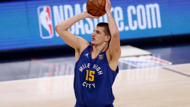Jokic brilha, Nuggets vencem Heat fora e encerram série negativa na NBA