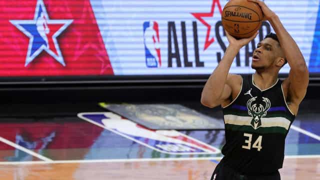 Antetokounmpo brilha e Bucks superam Lakers, sem LeBron, na NBA