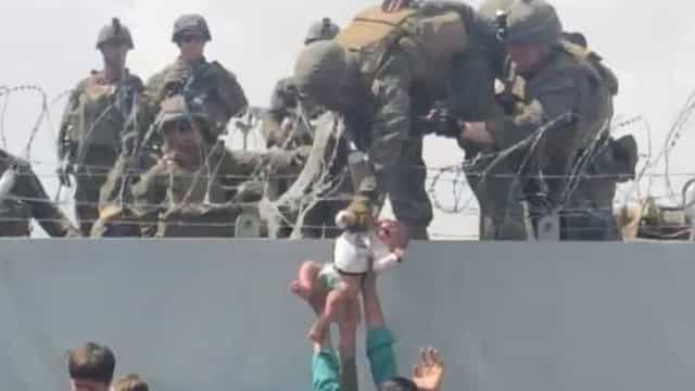 "Ajudem-nos". Pais de bebê entregue a soldados em Cabul se desesperam