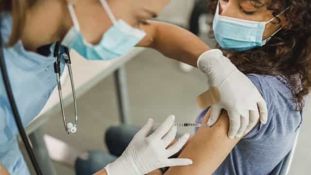 São Paulo começa a vacinar adolescentes nas escolas nesta quinta-feira
