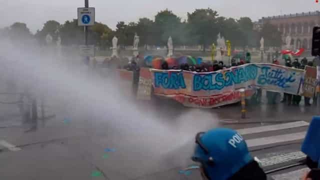 Polícia italiana reprime com violência protestos contra Bolsonaro em Pádua