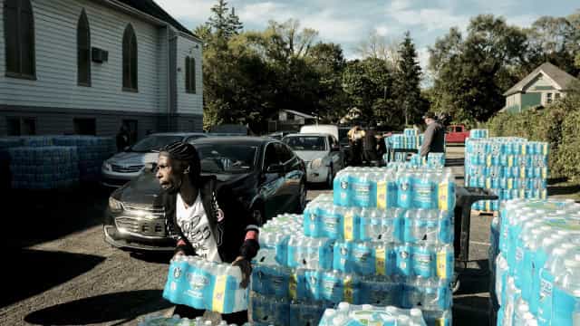 Água contaminada com chumbo expõe racismo ambiental em cidade nos EUA