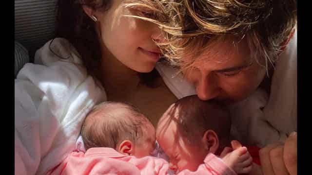 Nanda Costa e Lan Lanh postam foto das filhas gêmeas e revelam seus nomes
