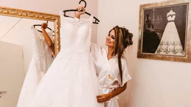 Professora chama atenção ao decidir doar vestido de noiva com ajuda da web