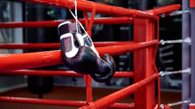 Boxeador de 23 anos morre após ser nocauteado em luta profissional