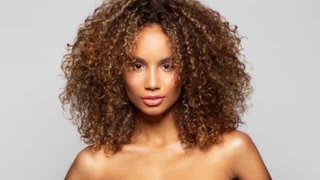 Ex-bailarina do Faustão denuncia racismo em loja: "Isso dói muito"