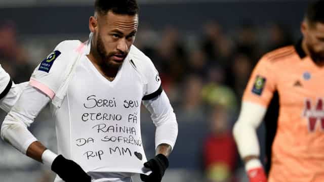 Neymar volta a marcar pelo PSG no Francês e homenageia Marília Mendonça