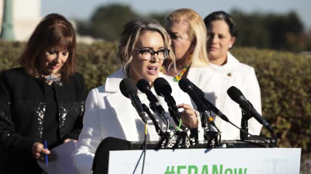 Atriz de ‘Charmed’ associou perda de bebê a punição por abortos do passado