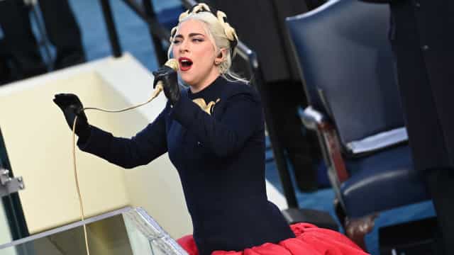 Lady Gaga revela que vestido usado na posse de Joe Biden era à prova de balas